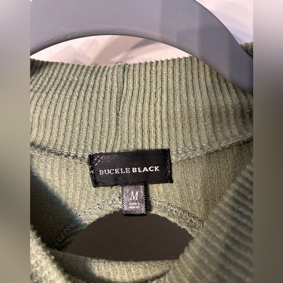 Buckle Black Green Keyhole Back Sweater Size Medium. Excellent Condition! - Picture 3 of 9